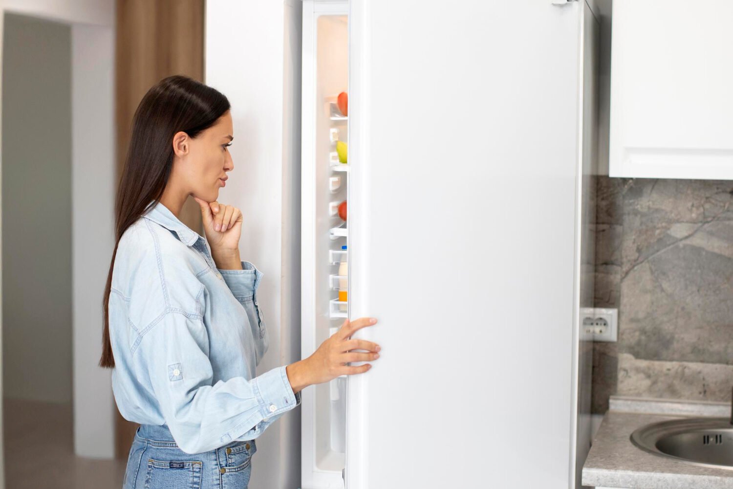 cat consuma un frigider pe zi