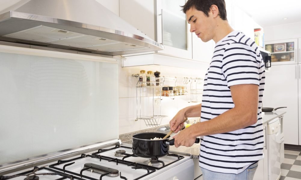 La ce distanta se pune hota de aragaz